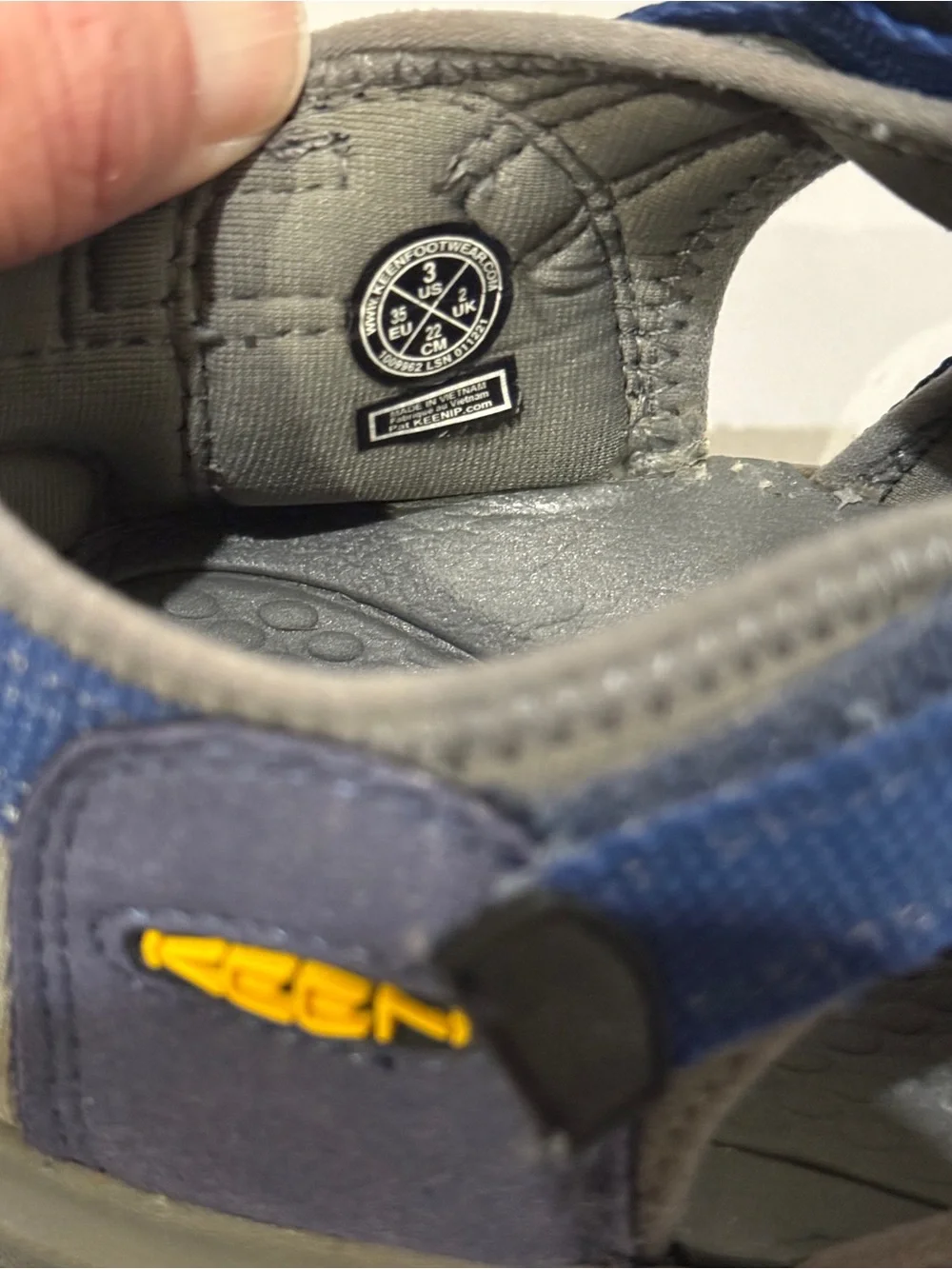 VGUC Keen Navy Blue & Gray Closed-Toe Kids Outdoor Sandals size 3